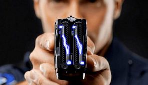 Сотрудников транспортной полиции в России вооружат электрошокерами