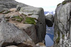 Чудо природы: каменные глыбы, которые будто повисли в воздухе