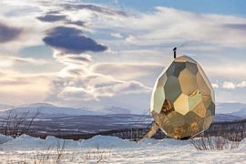 Огромное золотое яйцо из Швеции: что скрывается под его сверкающей скорлупой?