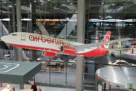 На аукцион выставили фирменные вещи авиакомпания «Air Berlin»