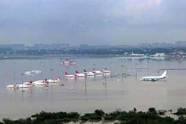 Аэропорт Индии закрыт из-за разгула стихии