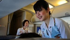 Находчивая японская стюардесса спасла от нервного срыва пассажира лайнера
