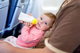 Перелет с грудничком: можно ли и как провозить грудное молоко и молокоотсос в самолете