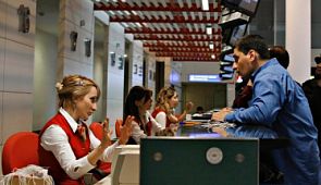 Иркутянина не выпустили из аэропорта в России в Таджикистан из-за невыплаченных алиментов