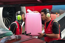 Грузчики AirAsia необычным образом проявили свою заботу о багаже пассажиров (видео)