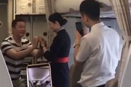 Стюардессу уволили за предложение выйти замуж во время полета