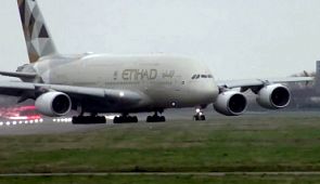 Экстремальная посадка Airbus A380 во время шторма попала на видео